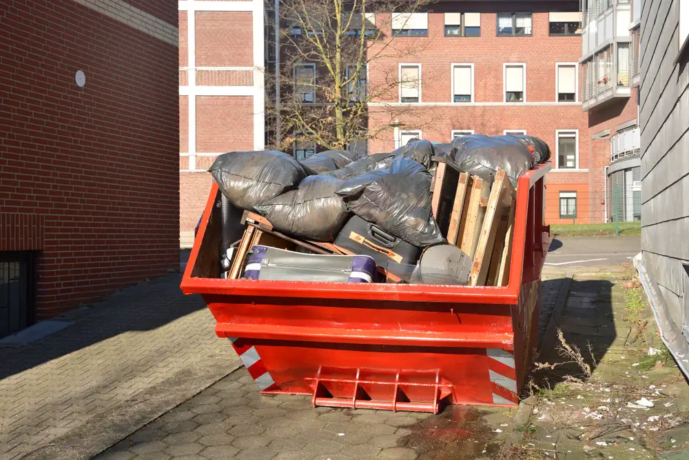 Voller Müllcontainer