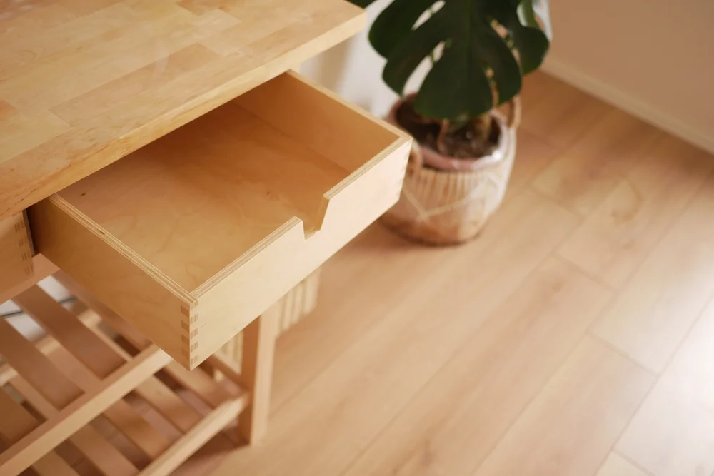 Antike Beschläge und Markenstempel prüfen