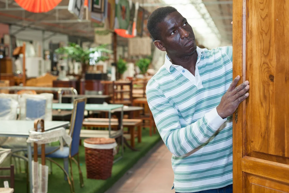 Hochwertige Vintage Möbel Details prüfen